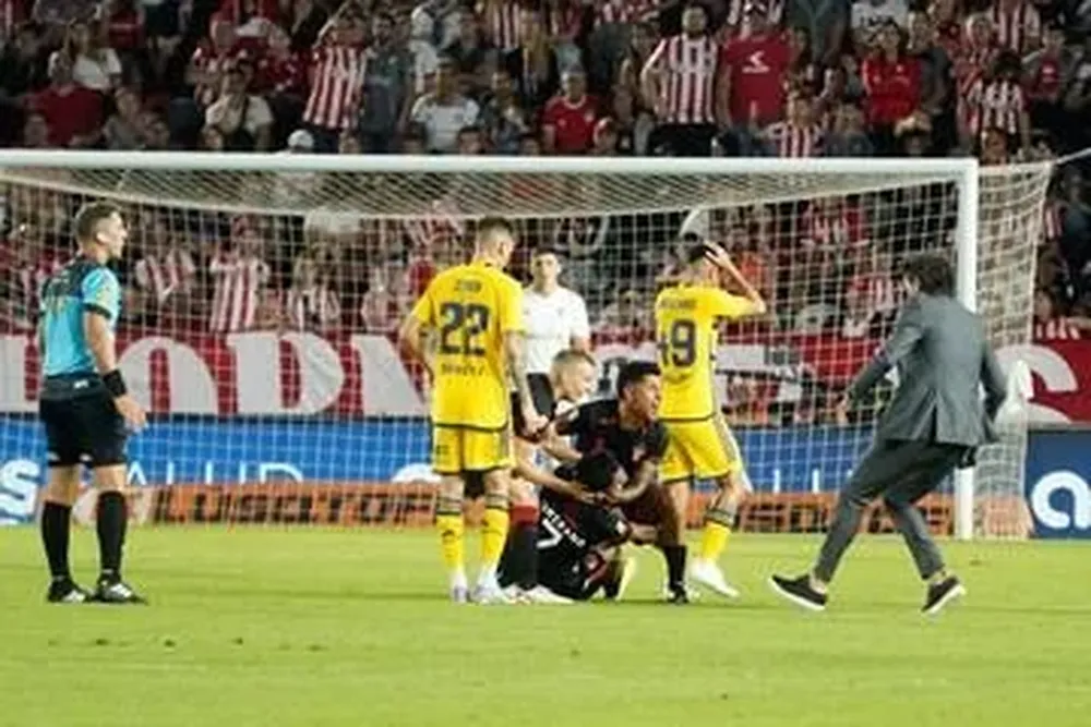 Momento en el que jugadores de Estudiantes y Boca atienden a Javier Altamirano