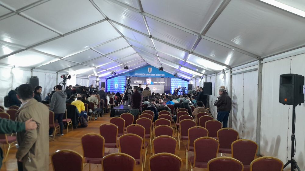 La carpa en la que Luis Suárez brindará la conferencia de prensa ya está pronta y los periodistas se acercan de a poco