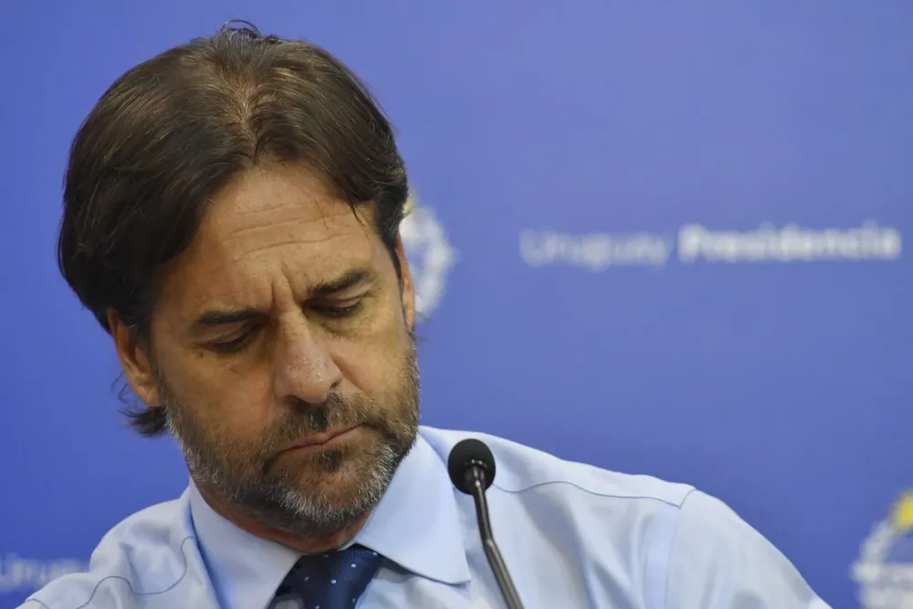 La evaluación positiva de Lacalle Pou cayó de 63% en 2020 a 44% ahora