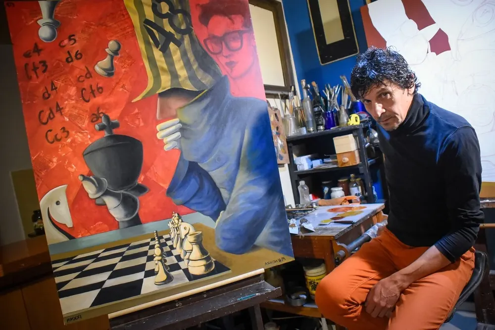 Fabián Mendoza junto a su obra en homenaje a Carlos Federico Cabezudo