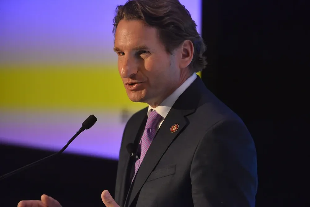 Un grupo que apoya al congresista Dean Phillips le encargó a una empresa informática un bot que imitaba su voz para que contestara preguntas de usuarios.