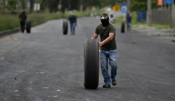 Disturbios en Colombia continuaron a pesar de la marcha atrás en la reforma fiscal