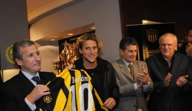 Forlán con su padre y la camiseta de Peñarol