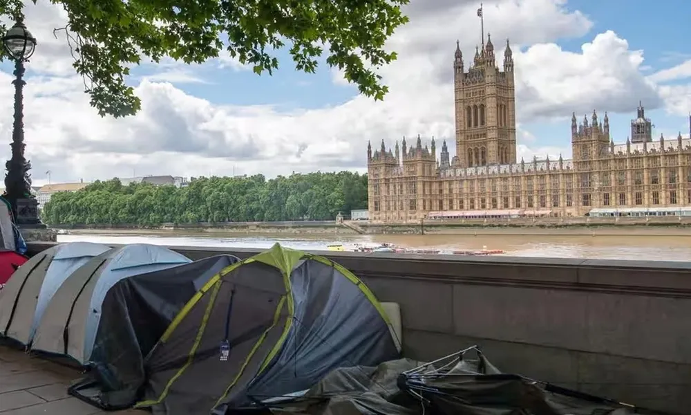 La mayor parte son refugiados y la decisión de evitar el costo de alojarlos en hoteles elevó la demanda de apoyo por parte de consejos locales y organizaciones benéficas.