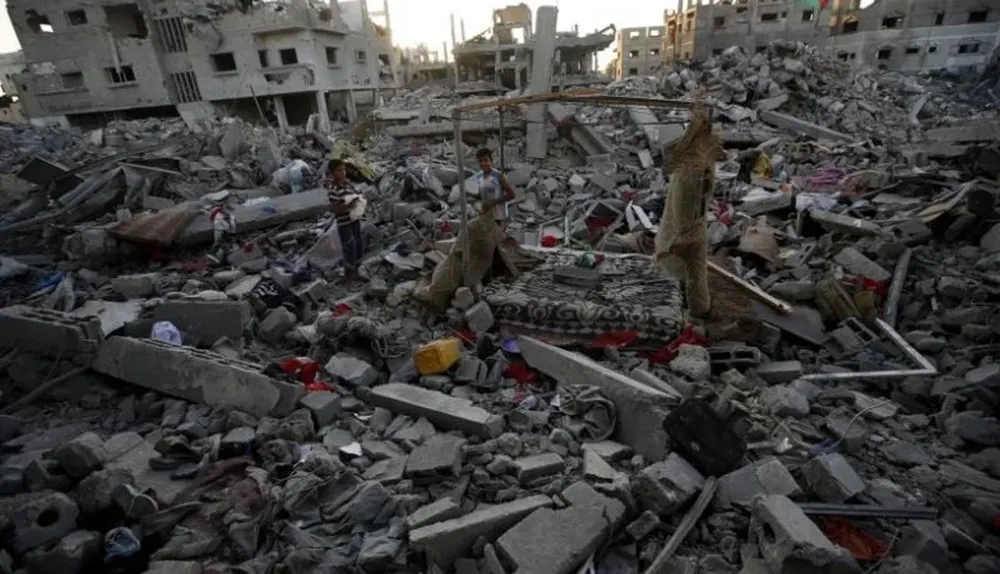 Habitantes de gaza entre los escombros y lo que quedó de sus pertenencias