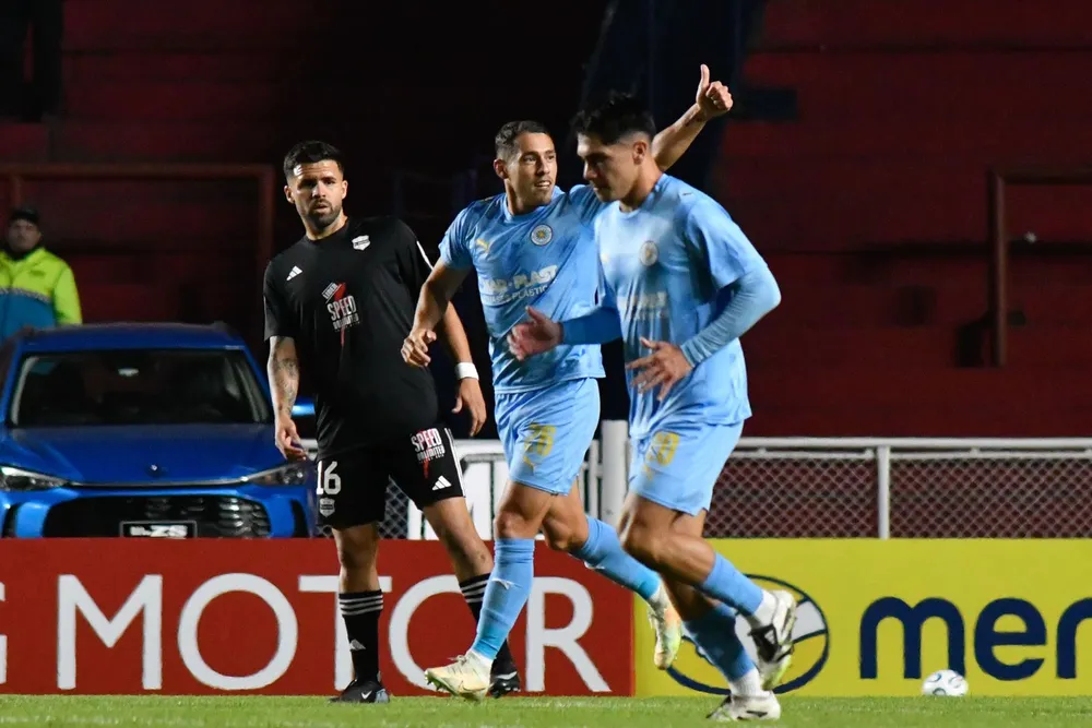 Facundo Silvera celebra su gol para Montevideo City Torque ante Deportivo Riestra por Copa Sudamericana