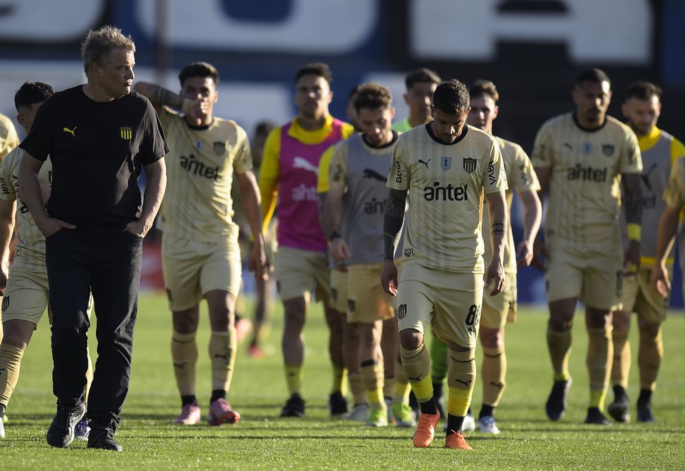 Los jugadores de Peñarol y Diego Aguirre se retiraron con cabeza gacha tras no poder ganarle a Liverpool por el Torneo Clausura
