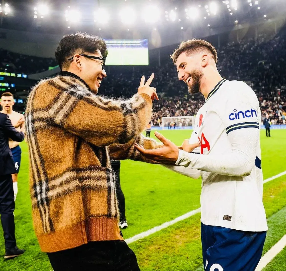 Heun Ming-Son saluda a Rodrigo Bentancur, compañero en Tottenham Hotspur