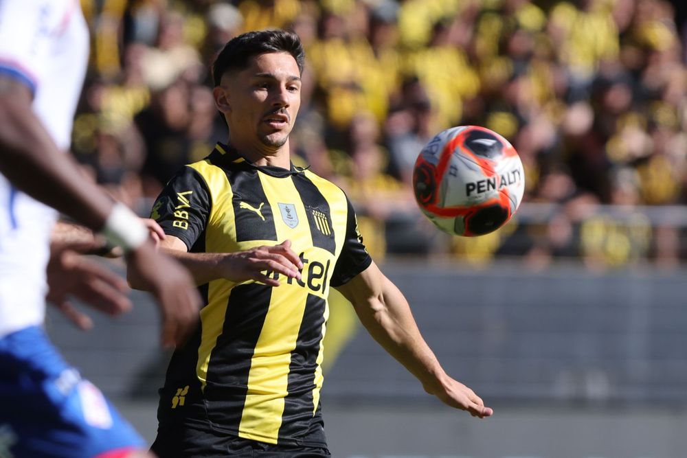 Maximiliano Silvera de Peñarol ante Nacional por la final de la Liga AUF Uruguaya