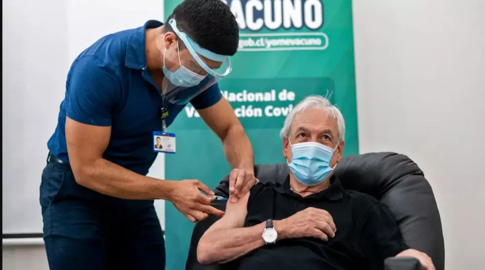 Sebastián Piñera recibió la vacuna cuando en su país ya había 1,5 millones de inmunizados