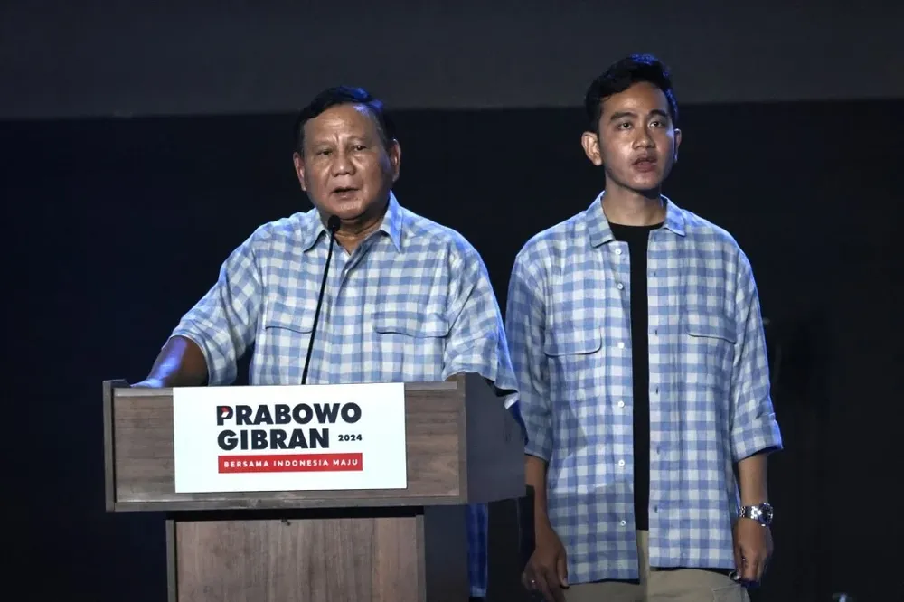 Prabowo Subianto anuncia su victoria junto al candidato a vicepresidente e hijo del actual presidente, Gibran Rakabuming Raka.