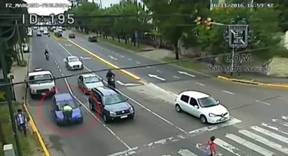 mujer intento escapar de un control y arrastro a un policia en el capo 400 metros