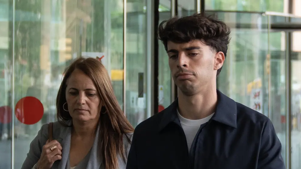 El futbolista del RCD Espanyol Álvaro Aguado su salida de los Juzgados. EUROPA PRESS.