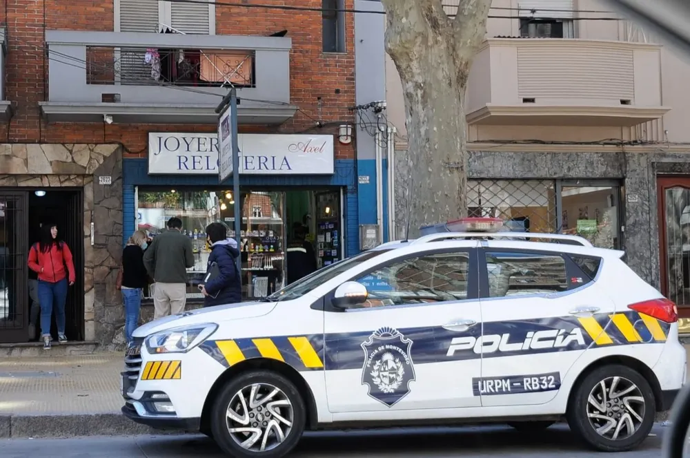 Joyería y relojería Axel, en Rivera y Simón Bolívar