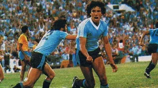 Waldemar Victorino celebra el gol de la victoria en la final contra Brasil; detrás, el Indio Olivera sale festejando