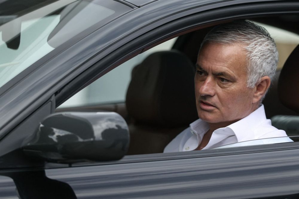José Mourinho en su Ferrari para la reunión con Benfica José Mourinho en su Ferrari para la reunión con Benfica