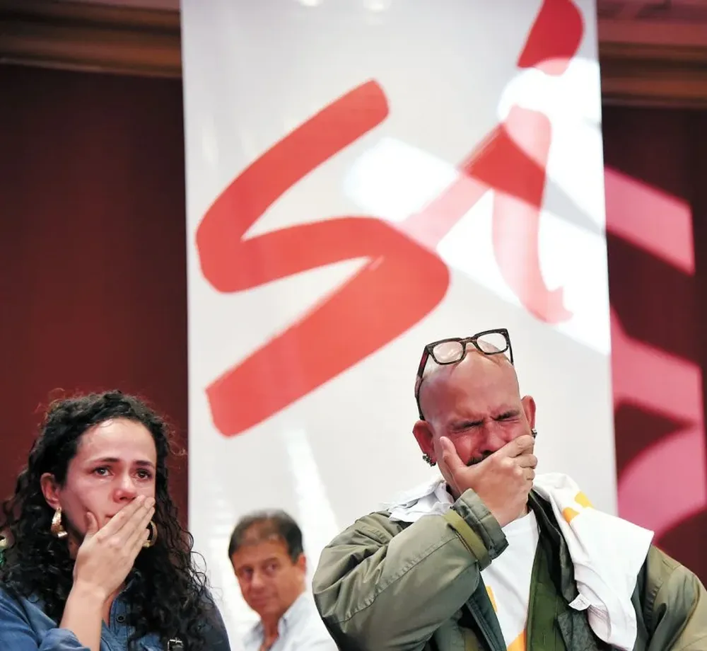 Votantes se fijan en qué mesa les toca votar en el histórico referéndum en Colombia