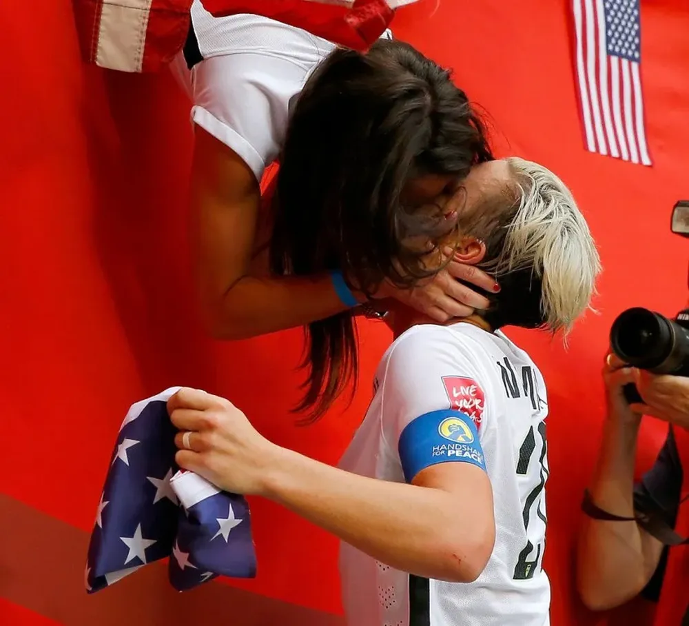 El beso de Amy Wambach y su novia