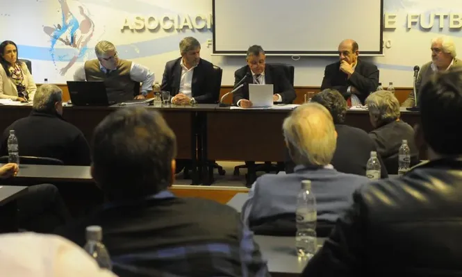 Peñarol pelea por no comenzar abajo