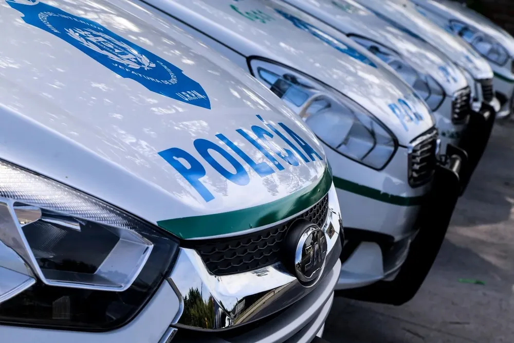 Una patrulla de la policía debió trasladar al hombre de 38 años herido en la cabeza