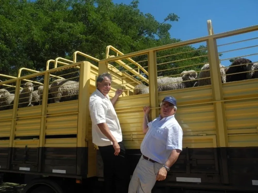 Edward Ávalos, subsecretario de Agricultura de EEUU, y Aguerre en Salto en noviembre de 2013