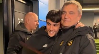 Diego Aguirre junto a su hijo Mateo, el día que le dio una placa por sus 100 partidos en su actual etapa como DT