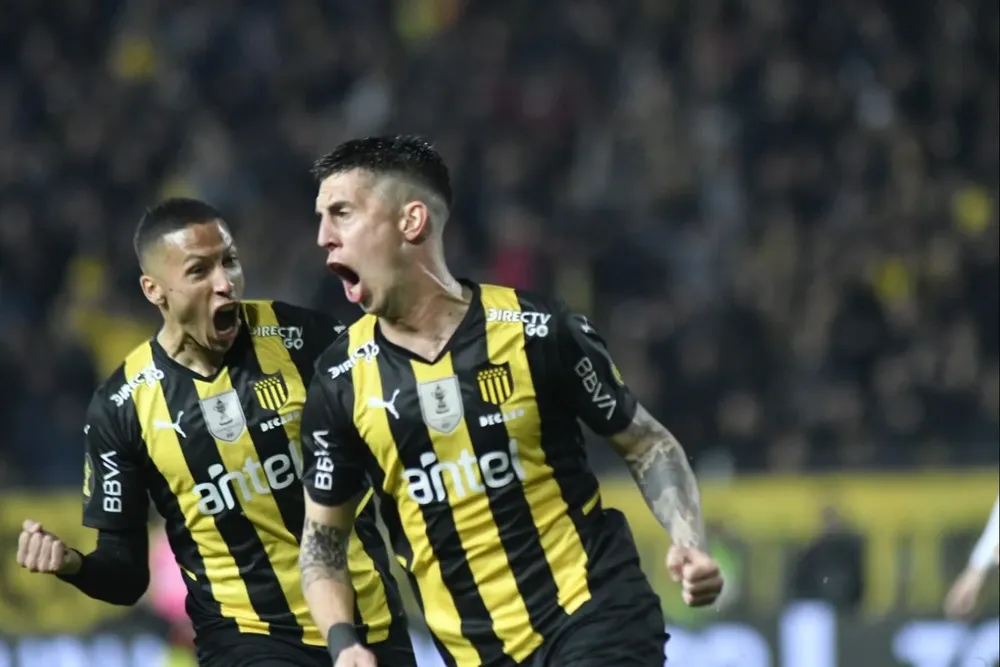 Milesi celebrando su único gol en Peñarol, que fue anulado ante Fénix