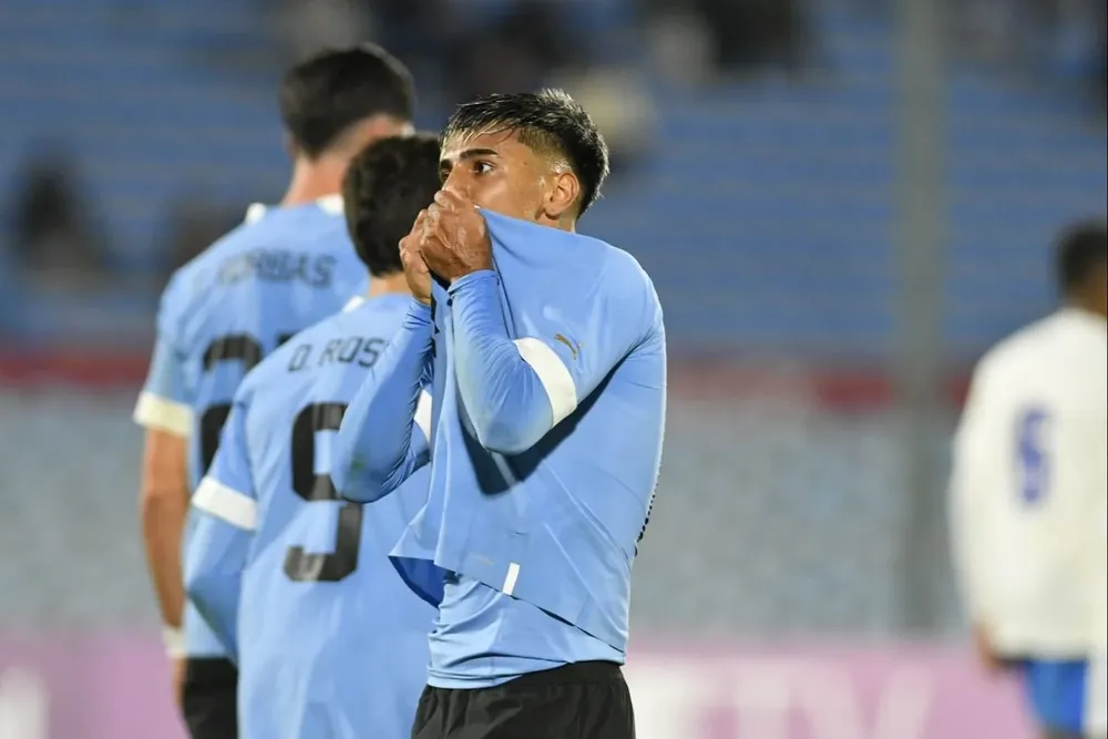 Facundo Torres celebra su primer gol con Uruguay