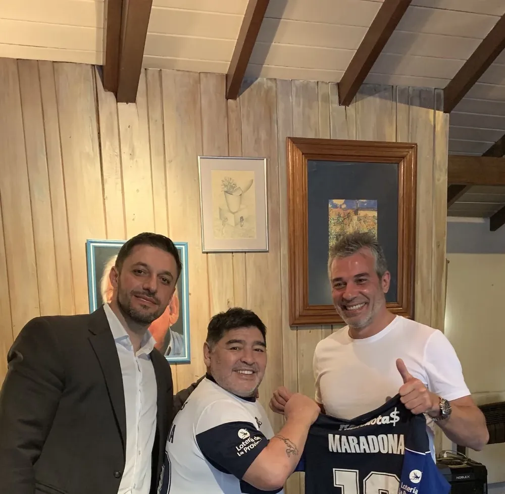 Diego Maradona junto a su abogado Matías Morla y el presidente de Gimnasia y Esgrima de La Plata Gabriel Pellegrino