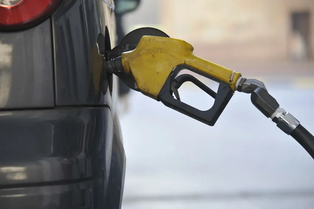 Carga de combustible en estación de servicio.