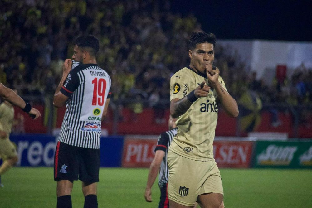 Matías Arezo de Peñarol celebra su gol ante Miramar Misiones por el Torneo Clausura