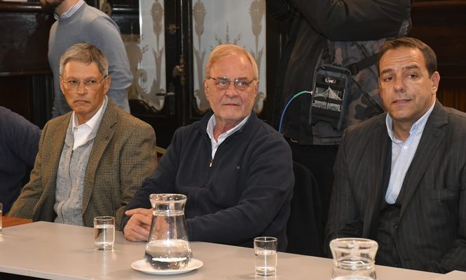 El ministro del Interior, Carlos Negro, recibió a los representantes de Nacional, Ricardo Vairo, Peñarol, Eduardo Zaidensztat e Ignacio Ruglio, y la AUF, tras el violento clásico del domingo por la final del Intermedio