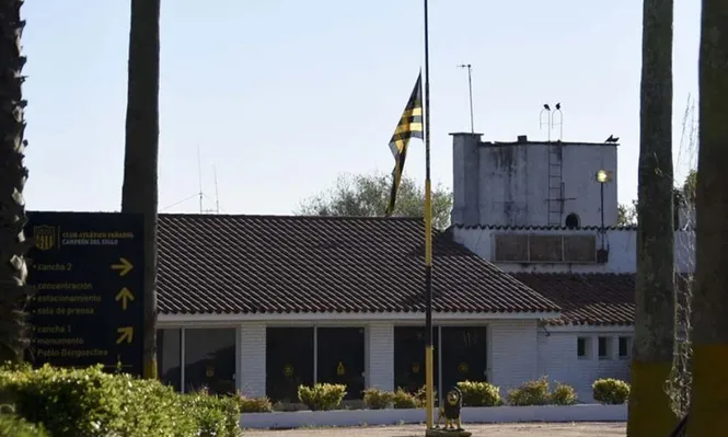 La bandera de Peñarol en Los Aromos a media asta ayer de tarde, en un fin de semana de duelo.