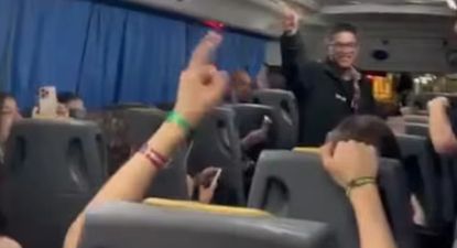 En el video se escucha a un grupo de estudiantes entonar cánticos antisemitas.