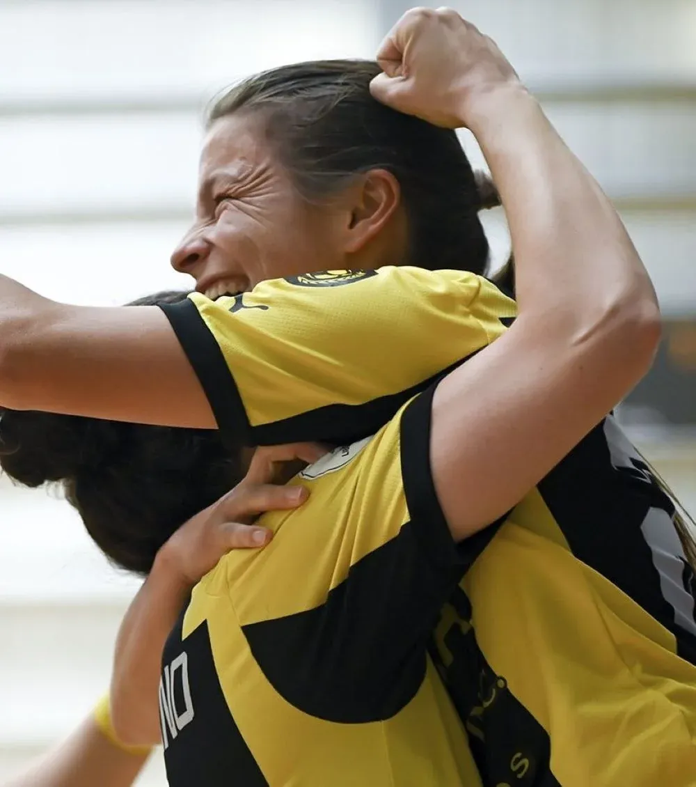 Las jugadoras de Peñarol celebraron con todo el sexenio en fútbol sala