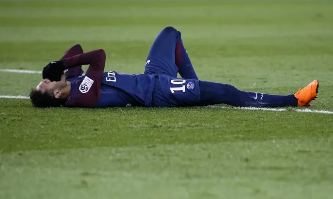 Neymar en el piso tras sufrir su lesión