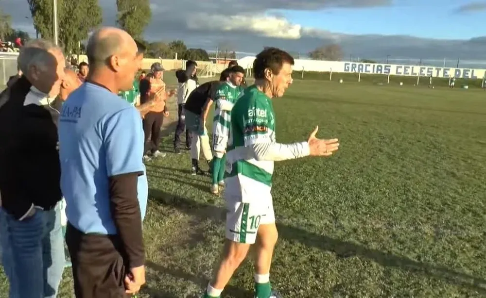 El exfutbolista y entrenador, Juan Ramón Carrasco, volvió jugar al fútbol a sus 66 años