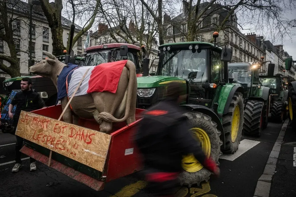 Las protestas de los agricultores franceses, al igual que la de sus pares de Alemania, Polonia y Rumania, apuntan también al Pacto Verde sancionado por la Unión Europea.