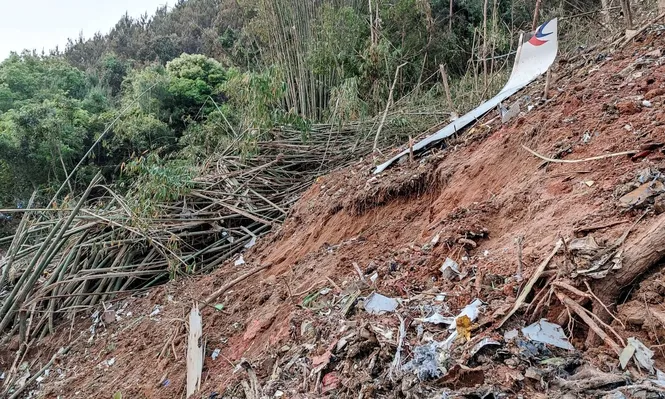 Restos del avión de China Eastern que llevaba 132 personas a bordo