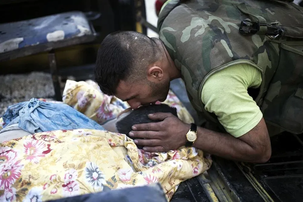 Siria- Soldado besa la cabeza de su compañero muerto