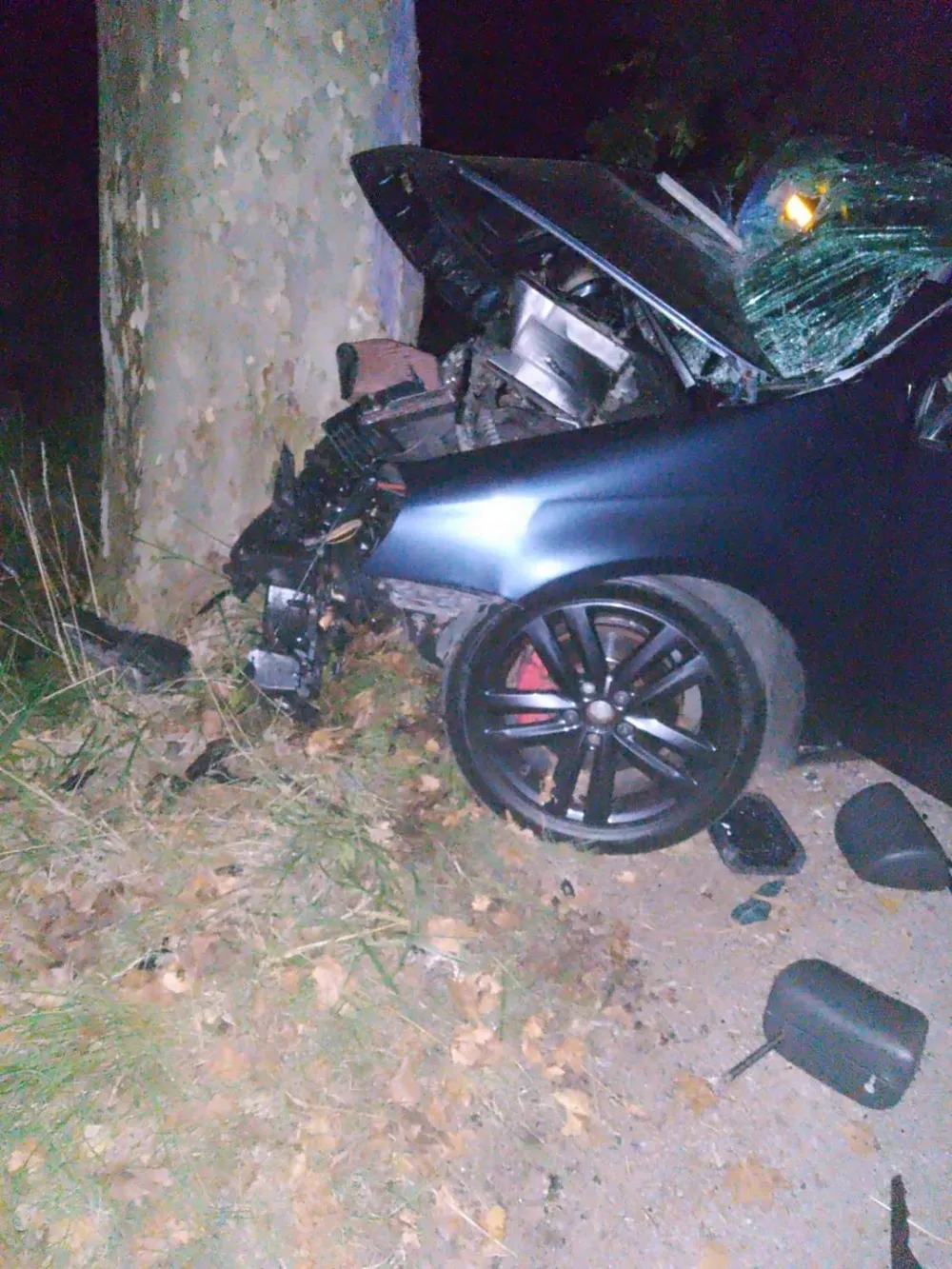 El auto marca Volkswagen chocó contra un árbol