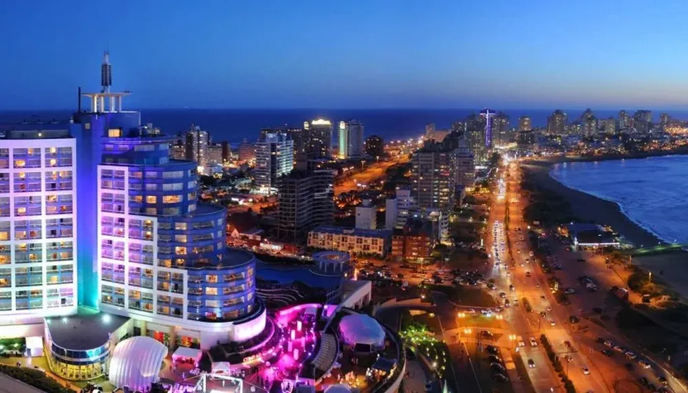 Vista nocturna de Punta del Este