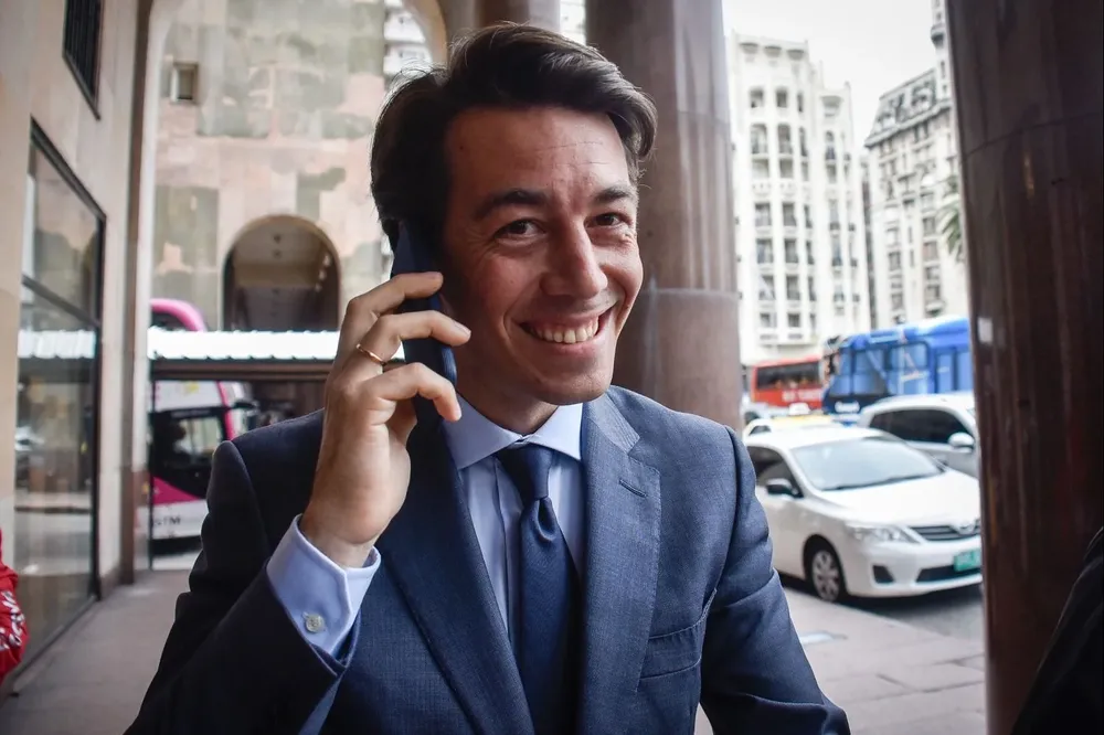 La jueza besó a Sartori y luego se puso una careta con su rostro