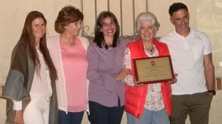 Pablo Peirano junto a su mamá y sus hermanas tomó parte de un homenaje a su papá
