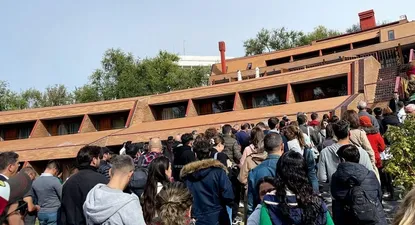 Argentinos se acercan a votar en el Colegio Mayor Argentino de Madrid.
