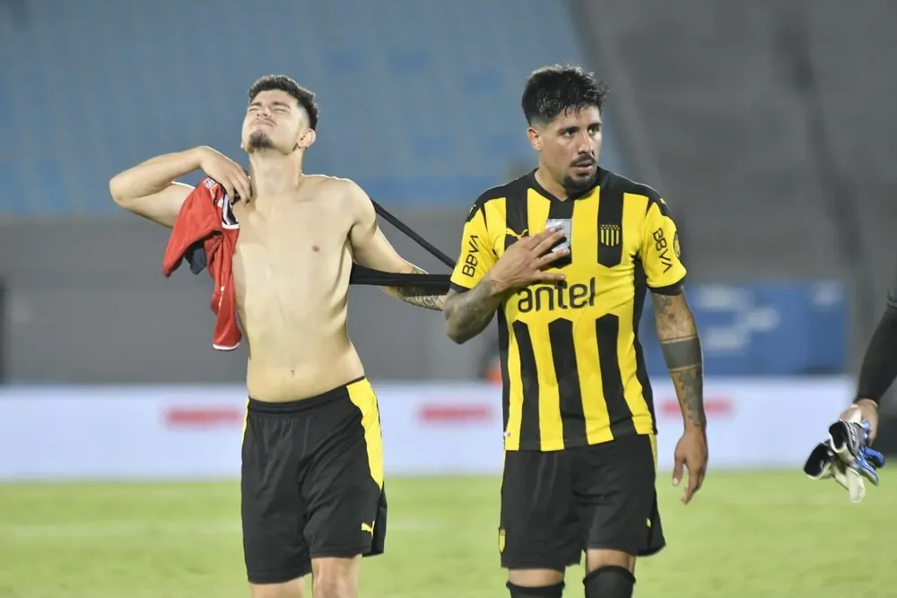 El gesto de bronca contenida y resignación del Canario Agustín Álvarez Martínez luego del empate 1-1 contra Albion; otra vez, ni al equipo ni a él le salieron las cosas