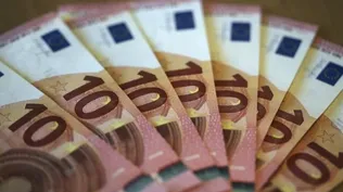 Euro cae a mínimo en un mes contra el dólar