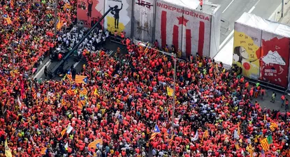 catalanes vuelven por la independencia: cerca de un millon marcharon en barcelona