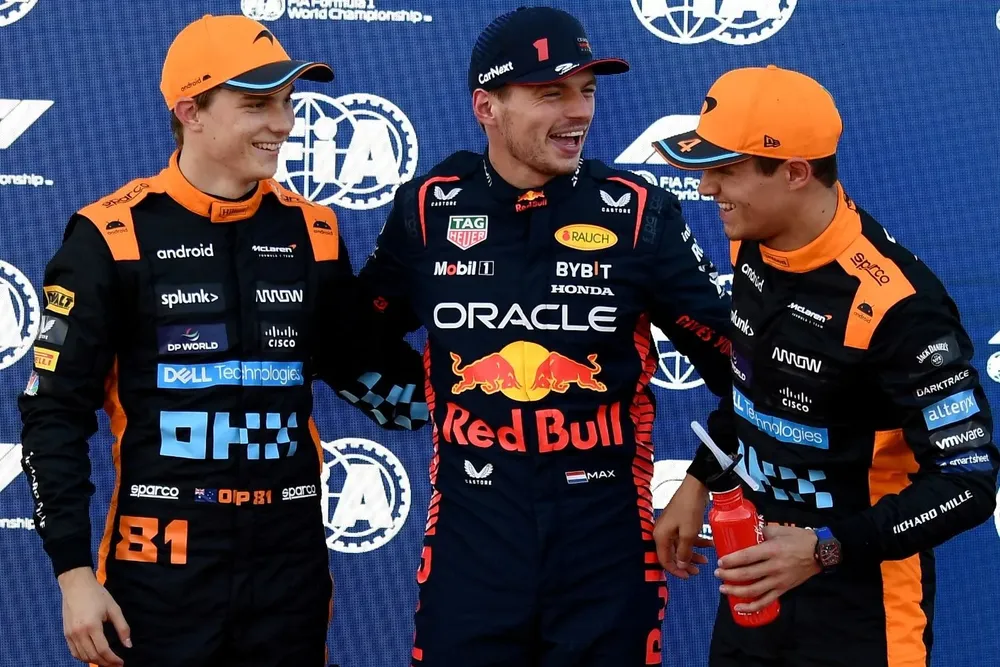Oscar Piastri de McLaren, Max Verstappen de Red Bull Racing y Lando Norris de McLaren