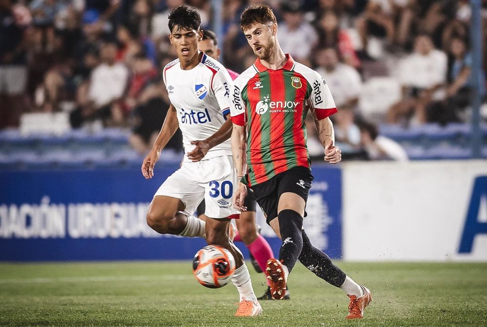 Santiago Ramírez de Deportivo Maldonado ante la marca de Agustín Dos Santos de Nacional por la Copa de la Liga AUF